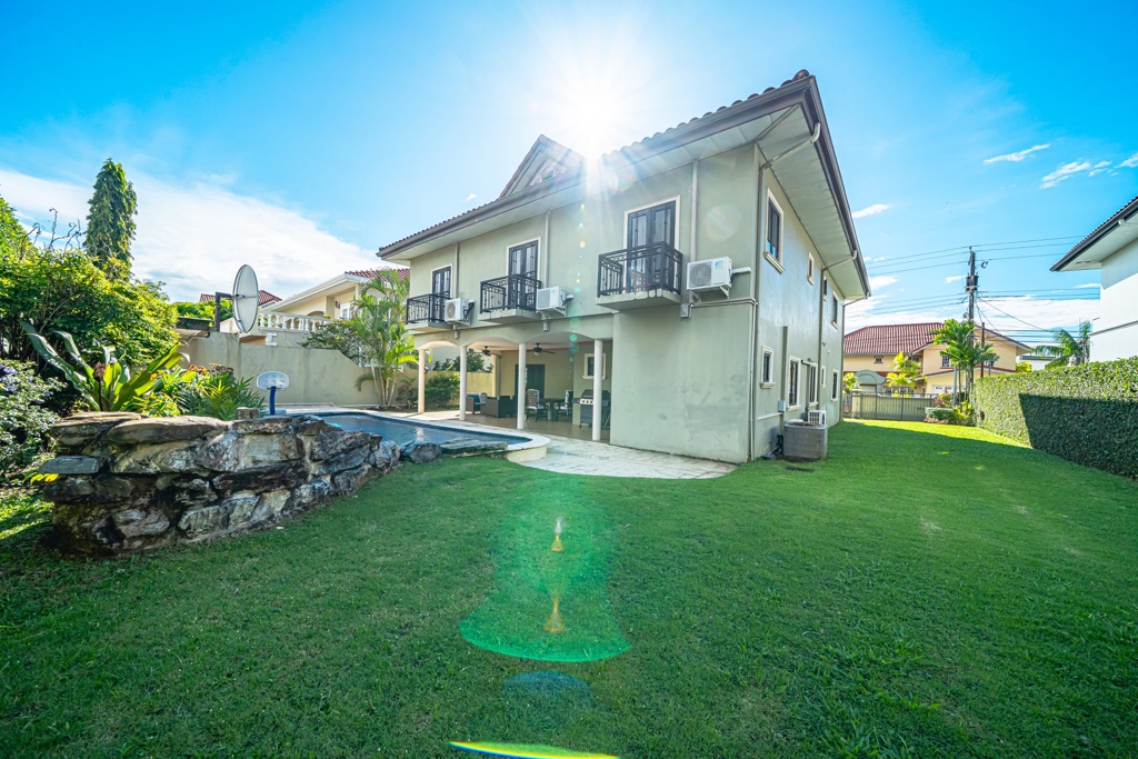 Regents Drive West, Regents Point